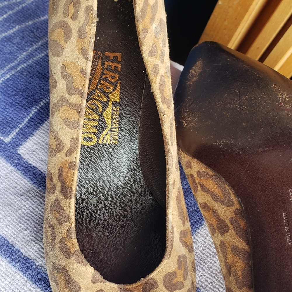 Salvatore Ferragamo Very Vintage size 7 Womans